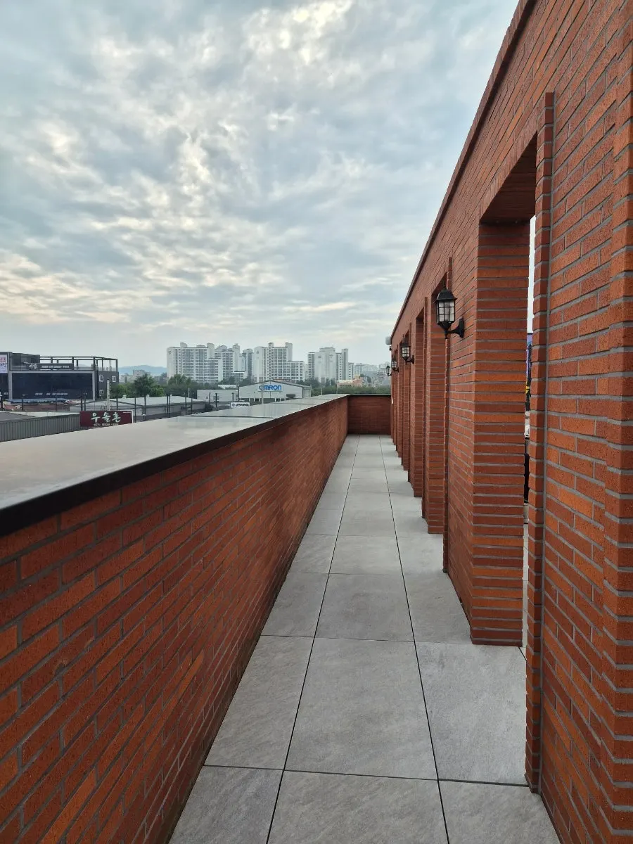 페인트 붓 터치가 남은 옥상 벽돌 포토존