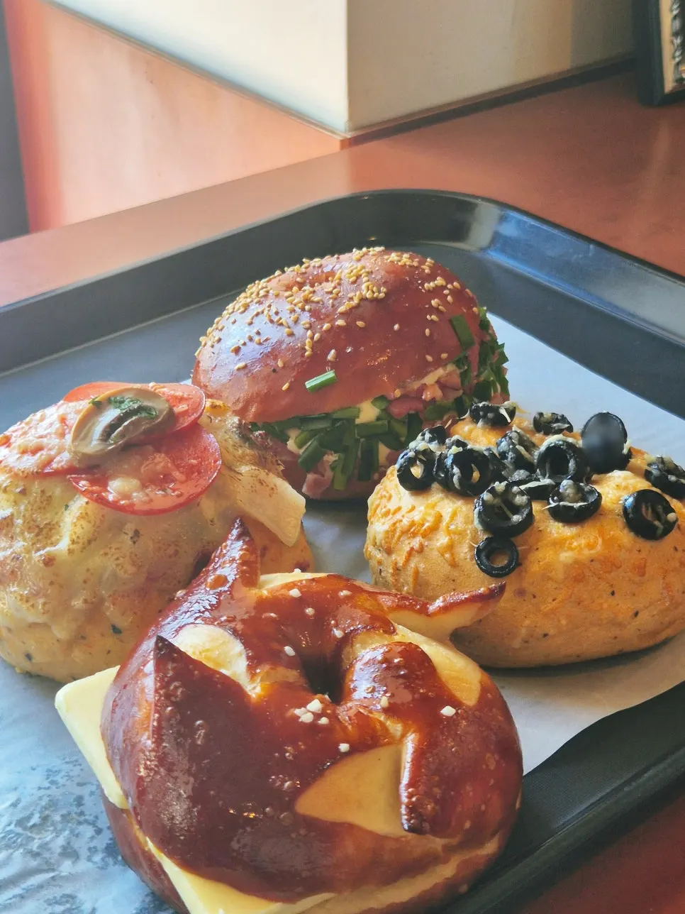 Plate with the four ordered bagels