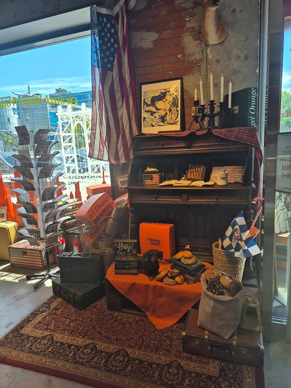 Interior atmosphere of Orange Bagel