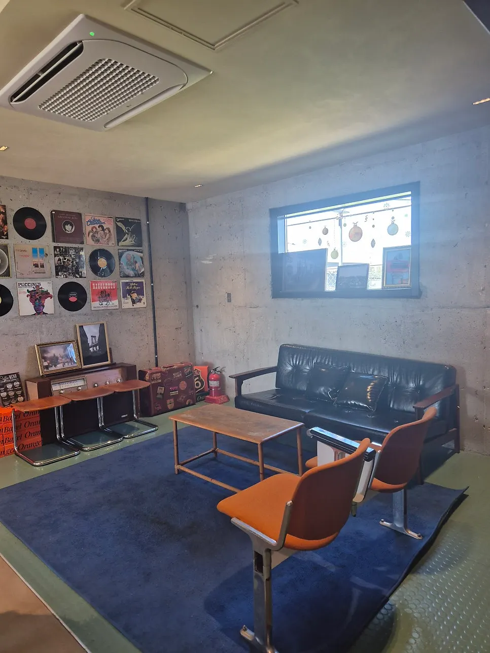 Overall view of the Orange Bagel café space