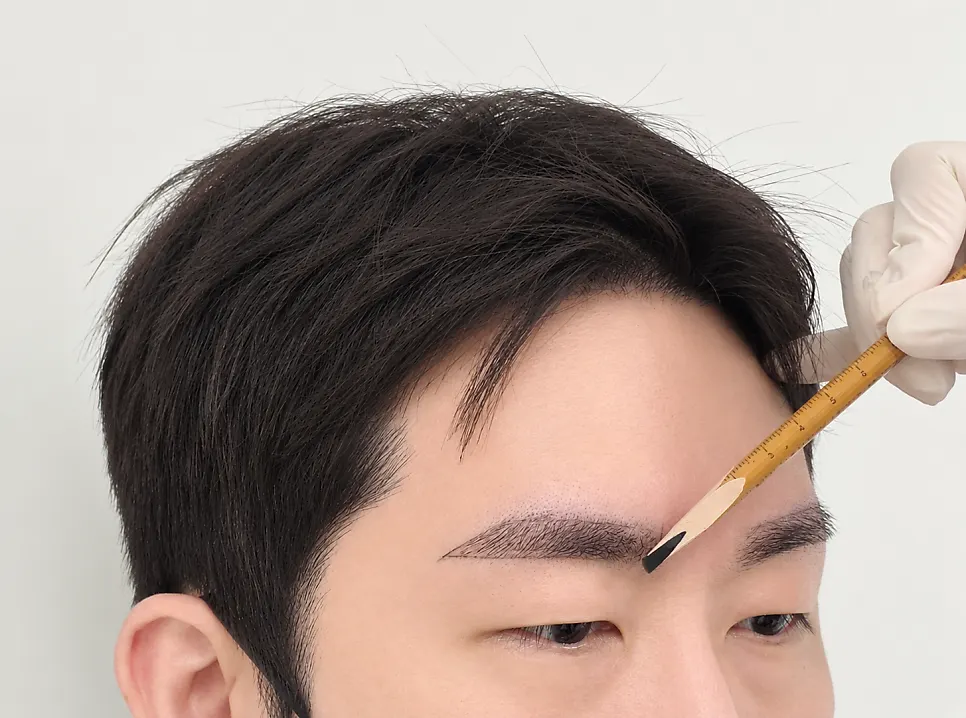 Men's eyebrows before the tattoo procedure