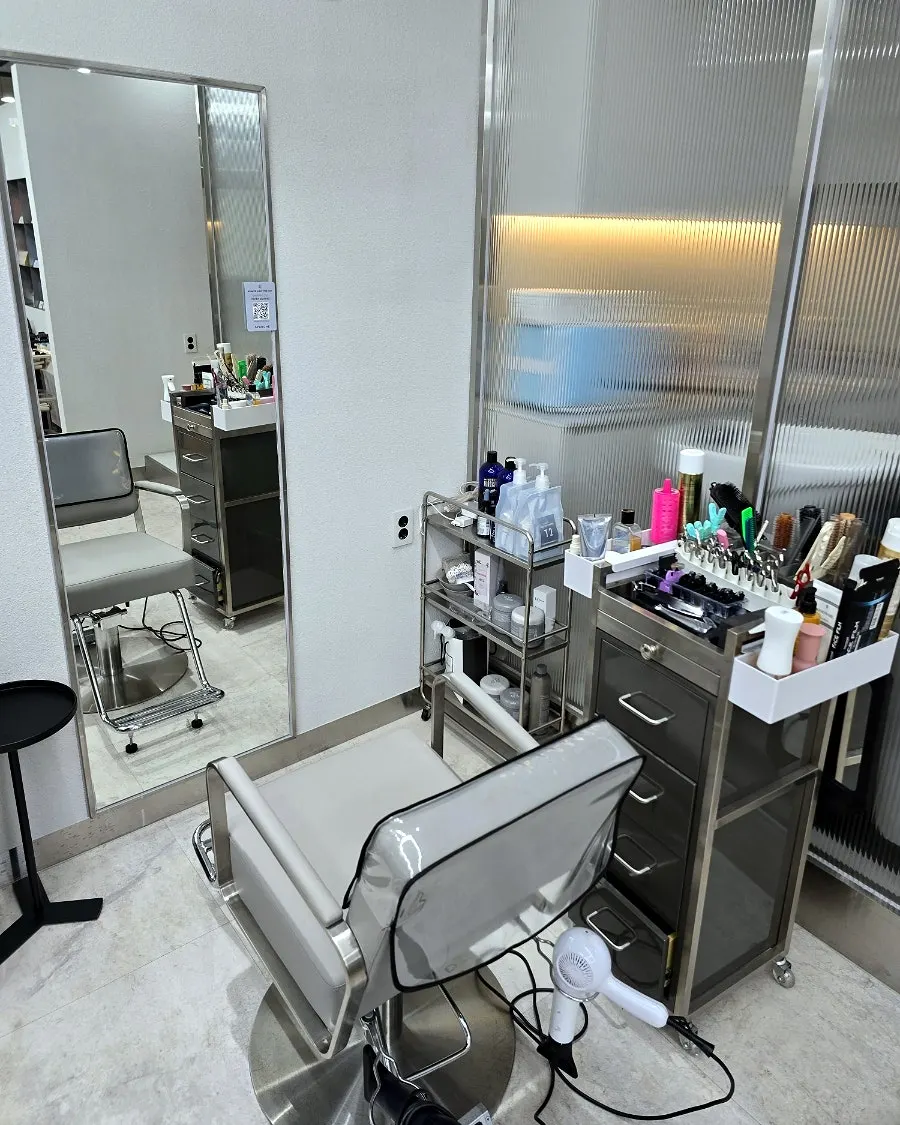Tidy treatment seats and mirror