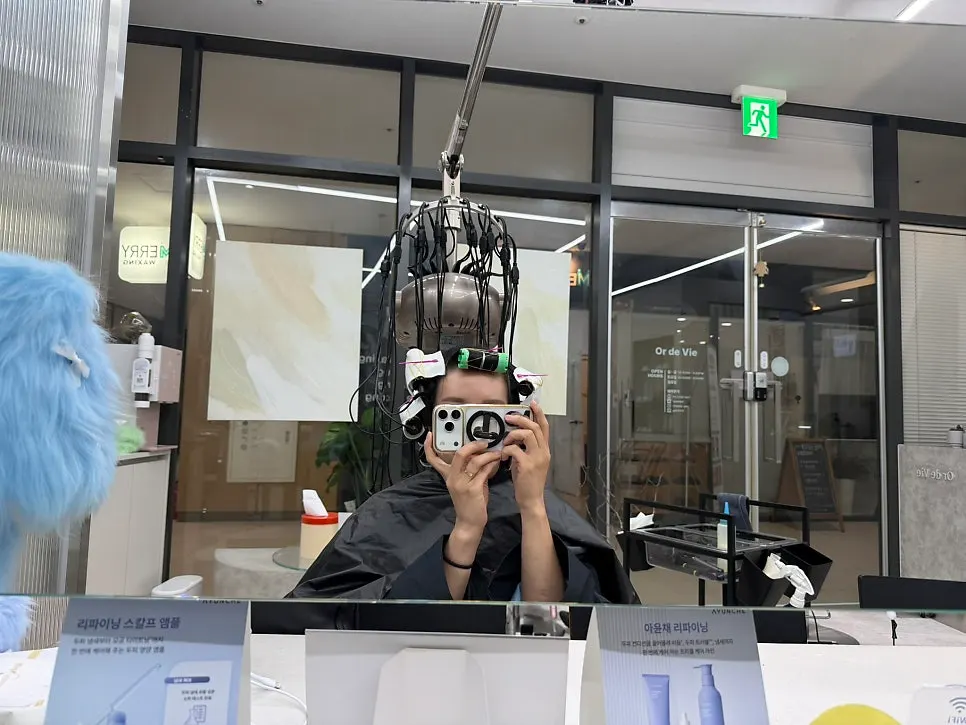 웨이브펌 롯드를 말아둔 머리