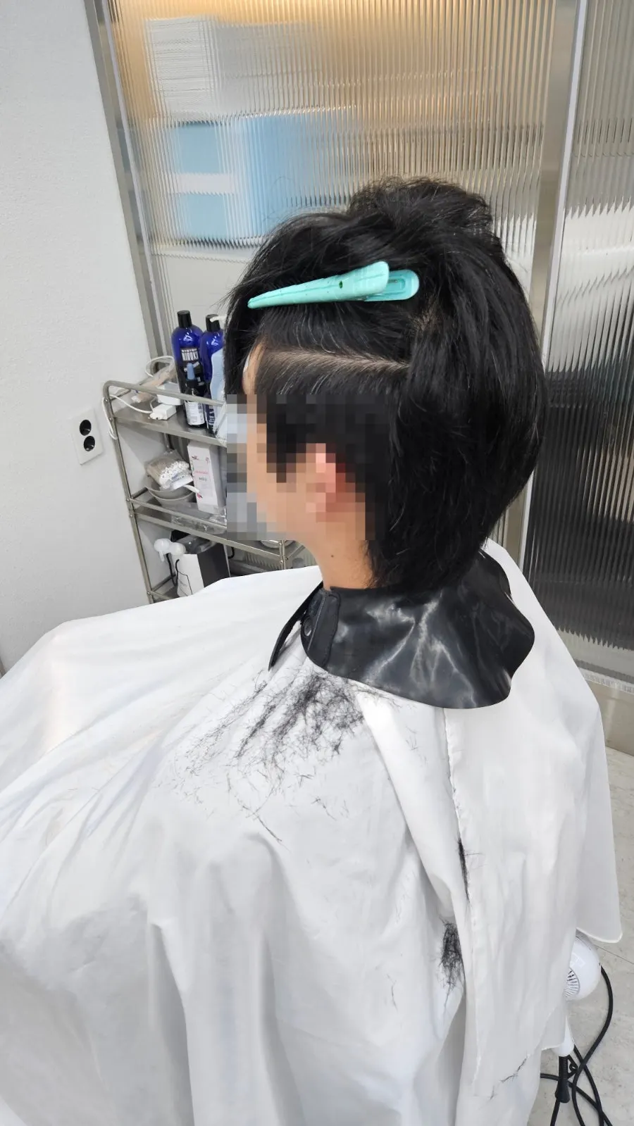 시술 전 머리 상태를 살펴보는 모습