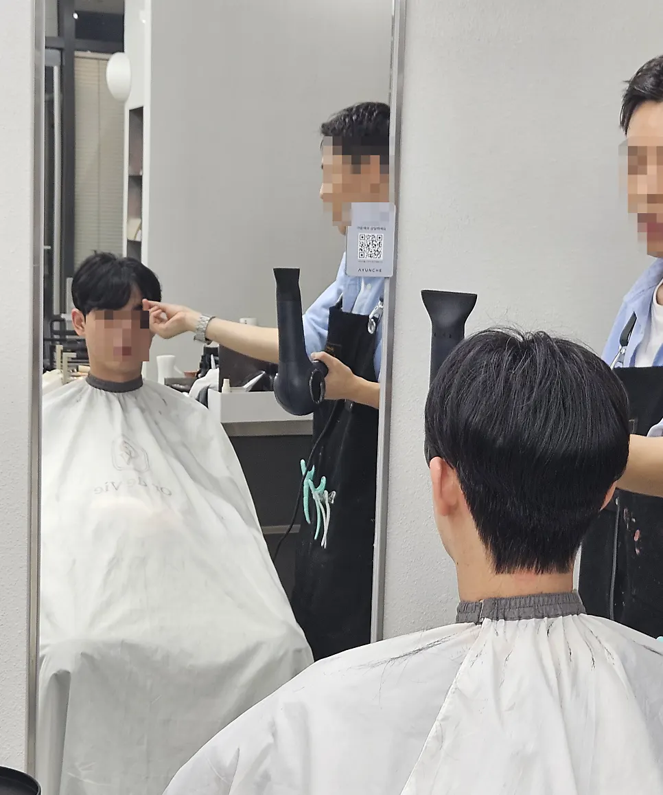 가위로 마무리 커트하는 디자이너