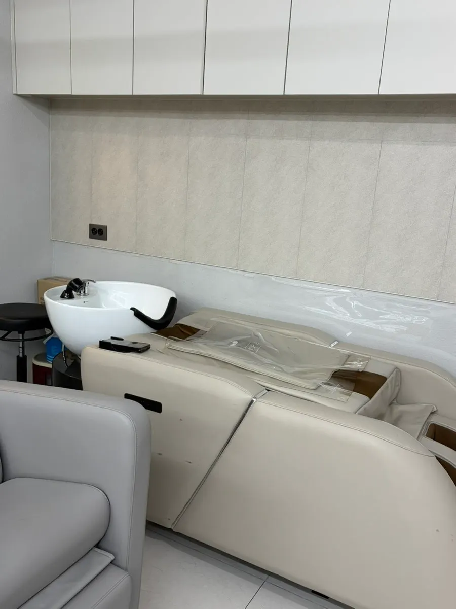 Oreudeubi's shampoo room with massage chairs