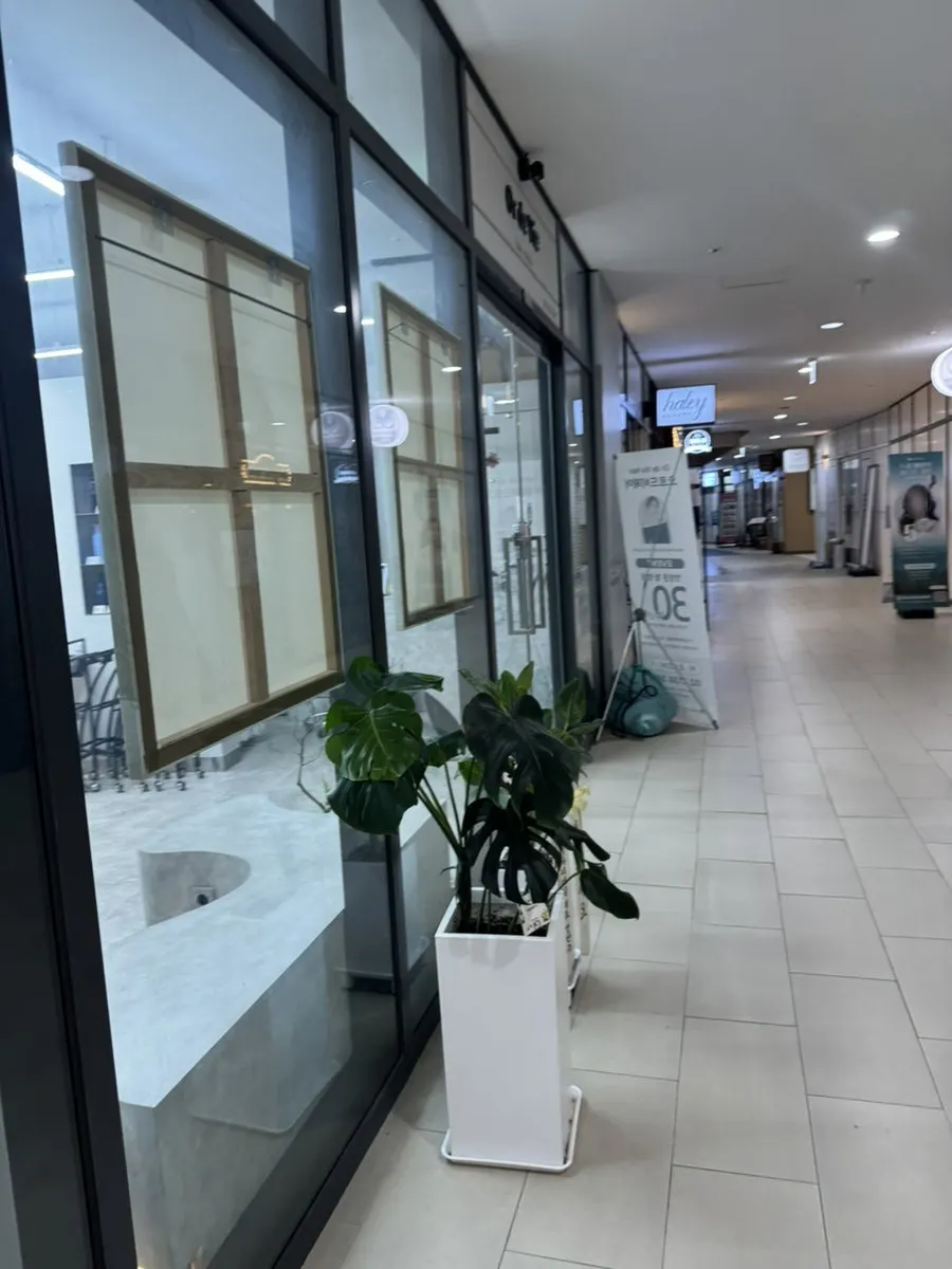 Clean interior of Oreudeubi Sangwangsimni Station Branch