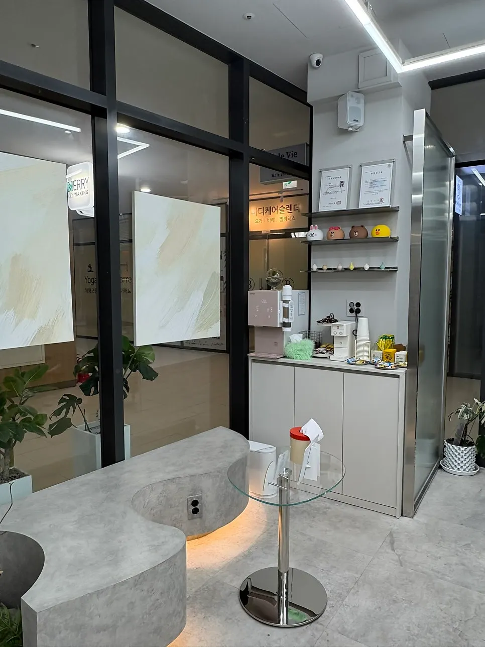 Simple-feeling salon treatment area