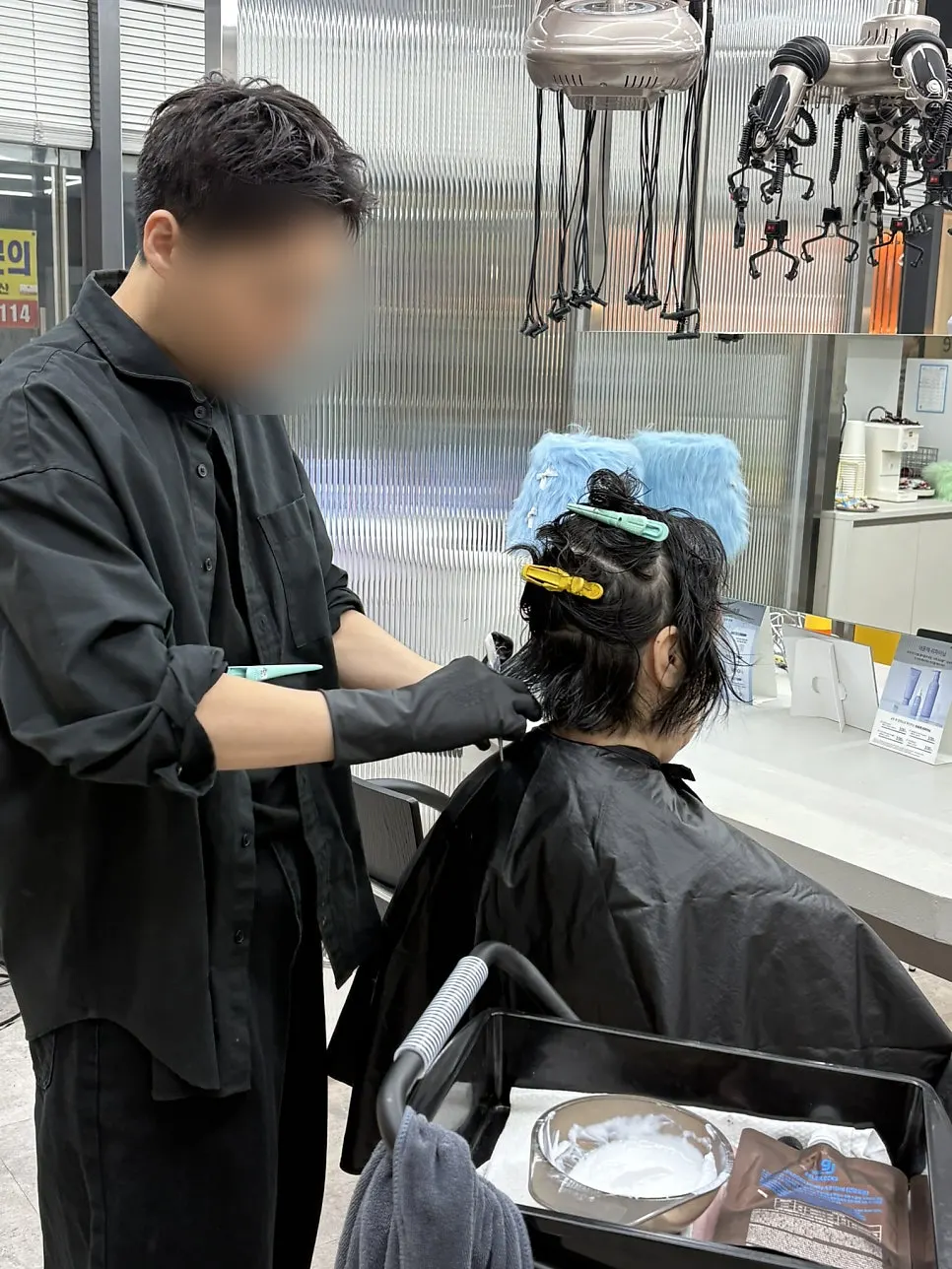 Massage bed shampoo room