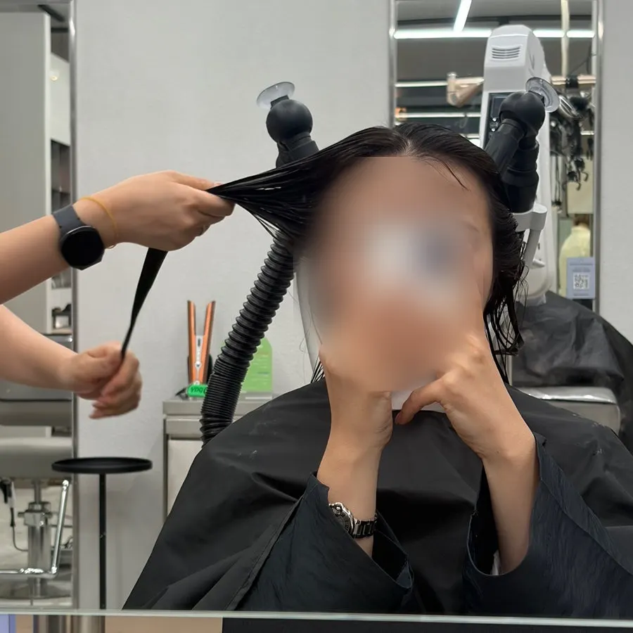 1차 수분 미스트 진행 중인 모발