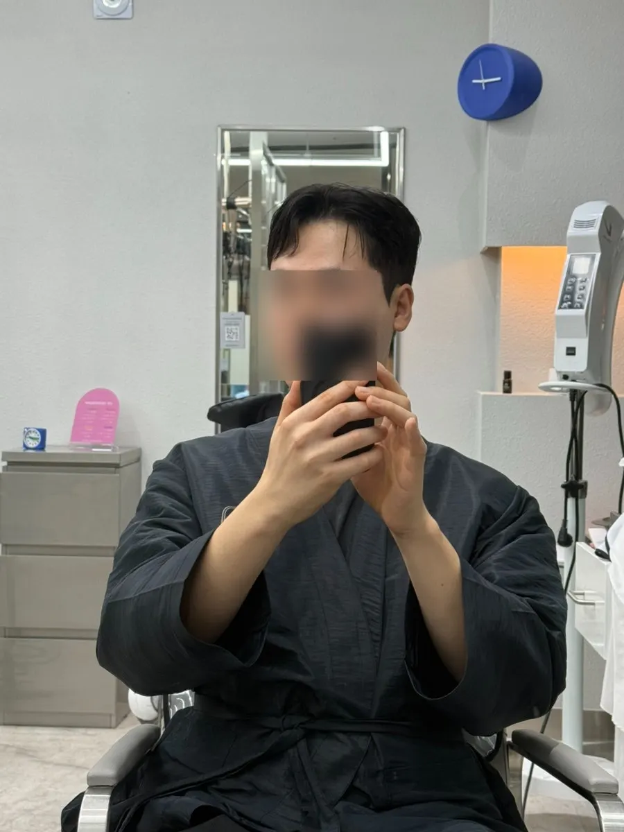 가을 스타일링에 맞춰 정돈된 뒷머리