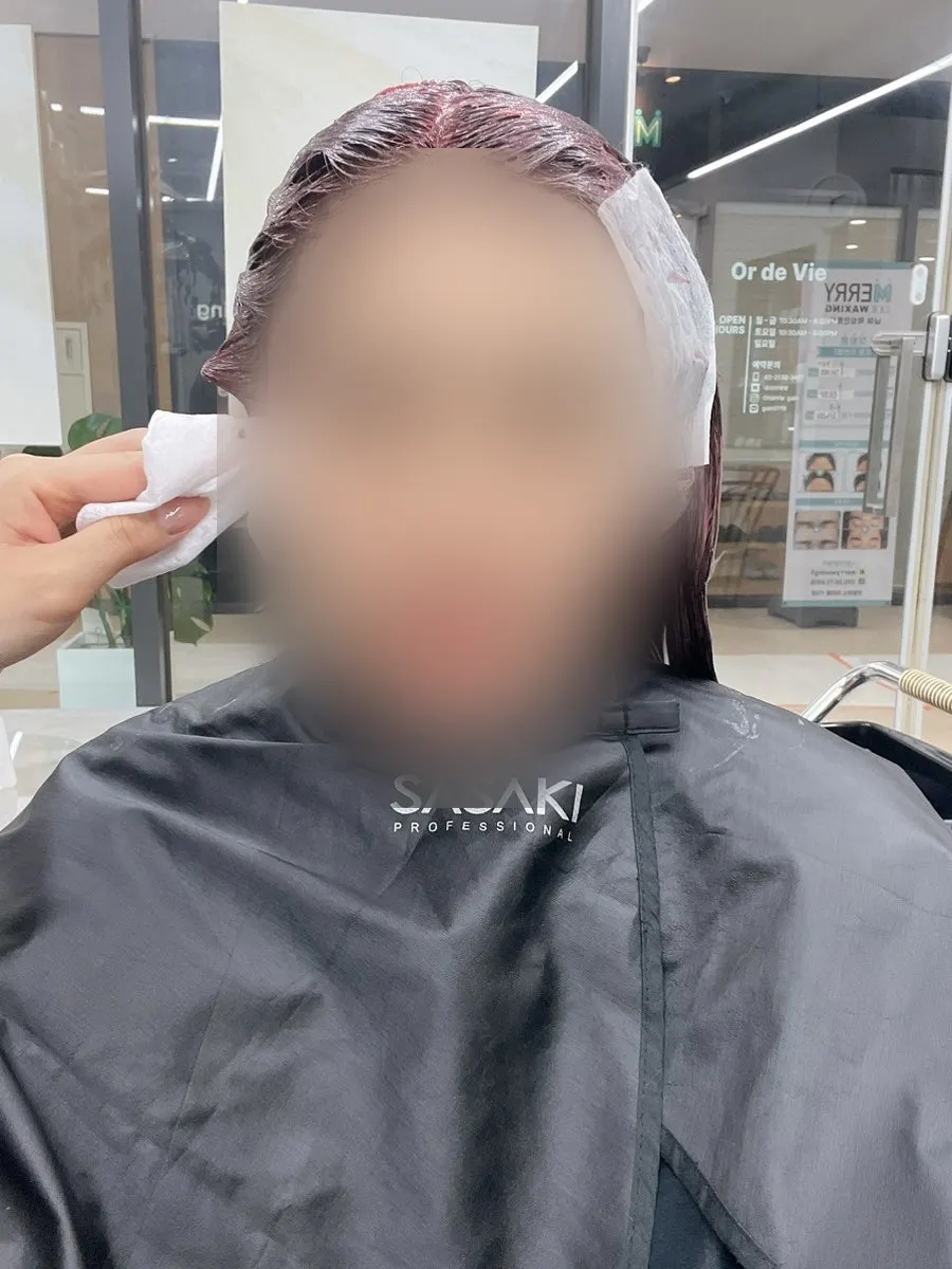 레드브라운 염색약 도포 중인 모습