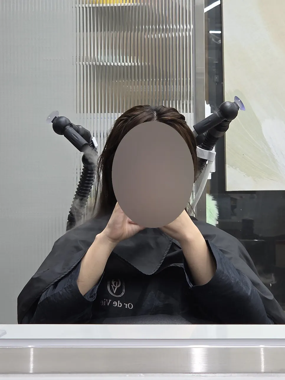 기기로 두피 각질을 불려주는 두피스케일링 과정