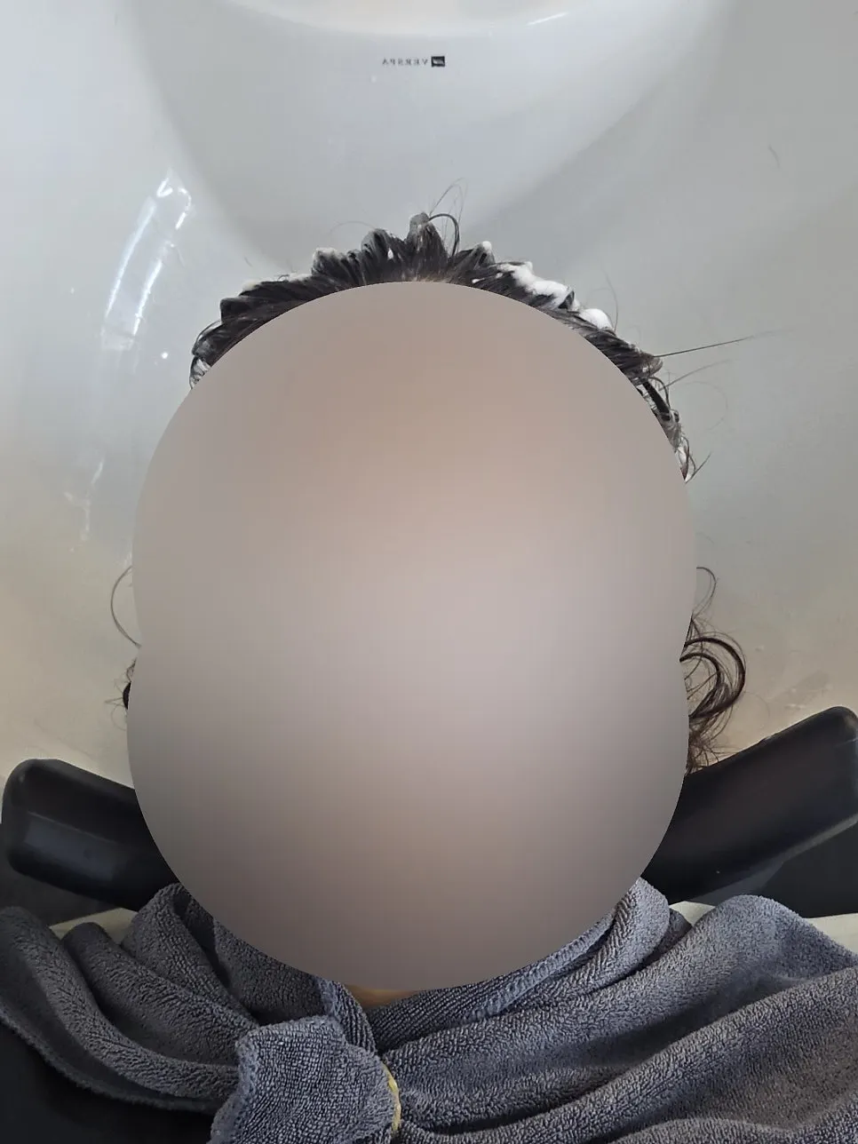샴푸실에 누워 헤어 케어를 받는 모습