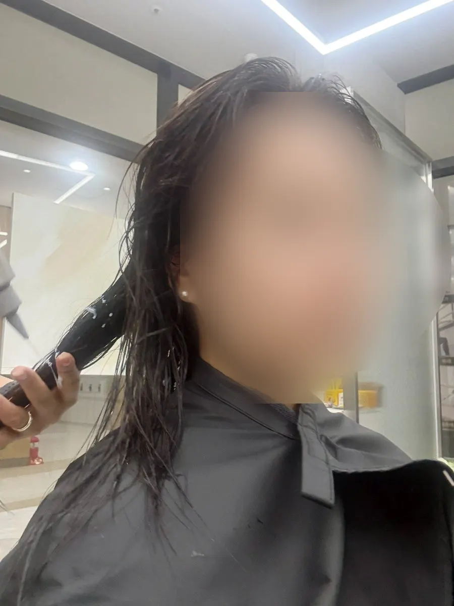 손상된 긴머리 시술 전 뒷모습