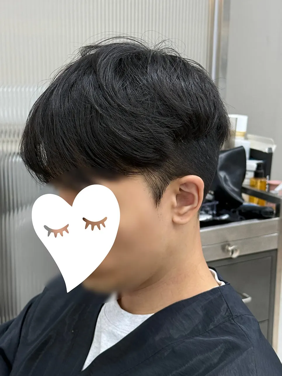구레나룻을 다듬는 디자이너의 손길