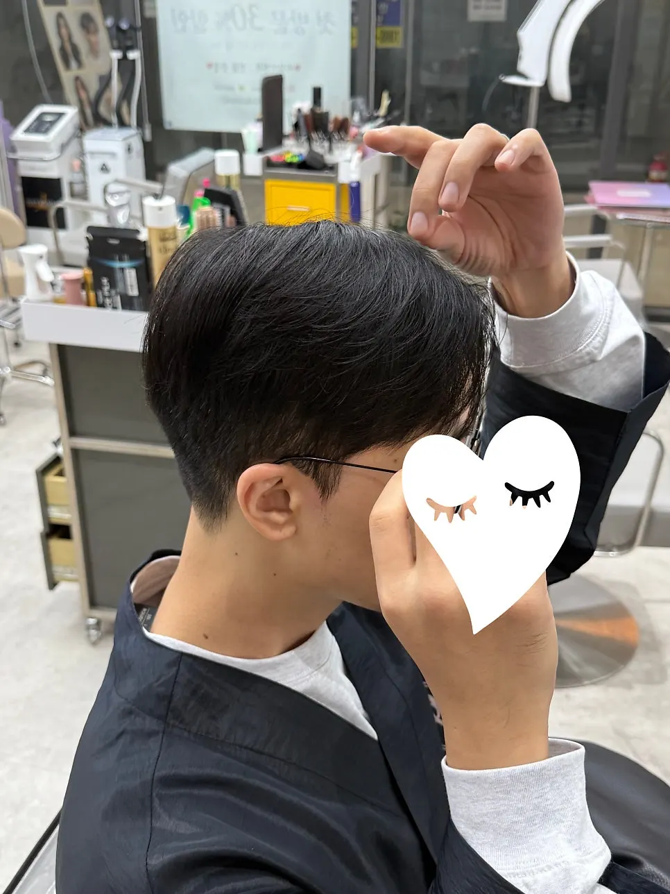 단정한 옆선과 자연스럽게 내려온 앞머리