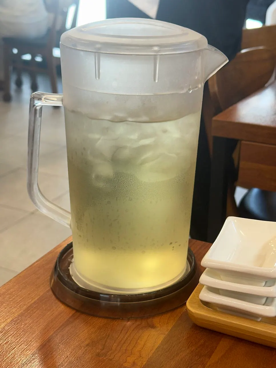 셀프 음료로 제공되는 보리차