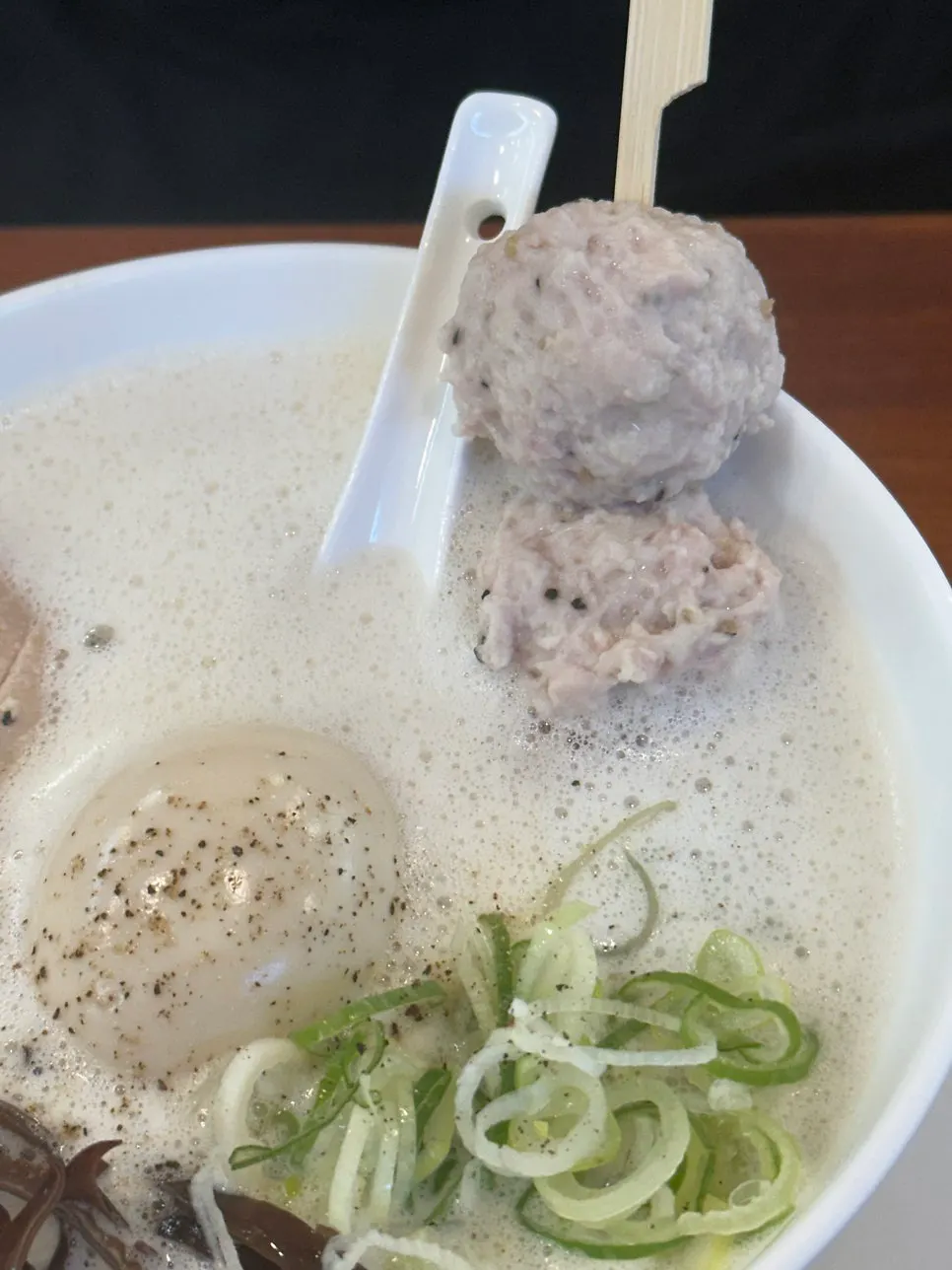 토핑이 올라간 토리빠이탄 라멘 클로즈업