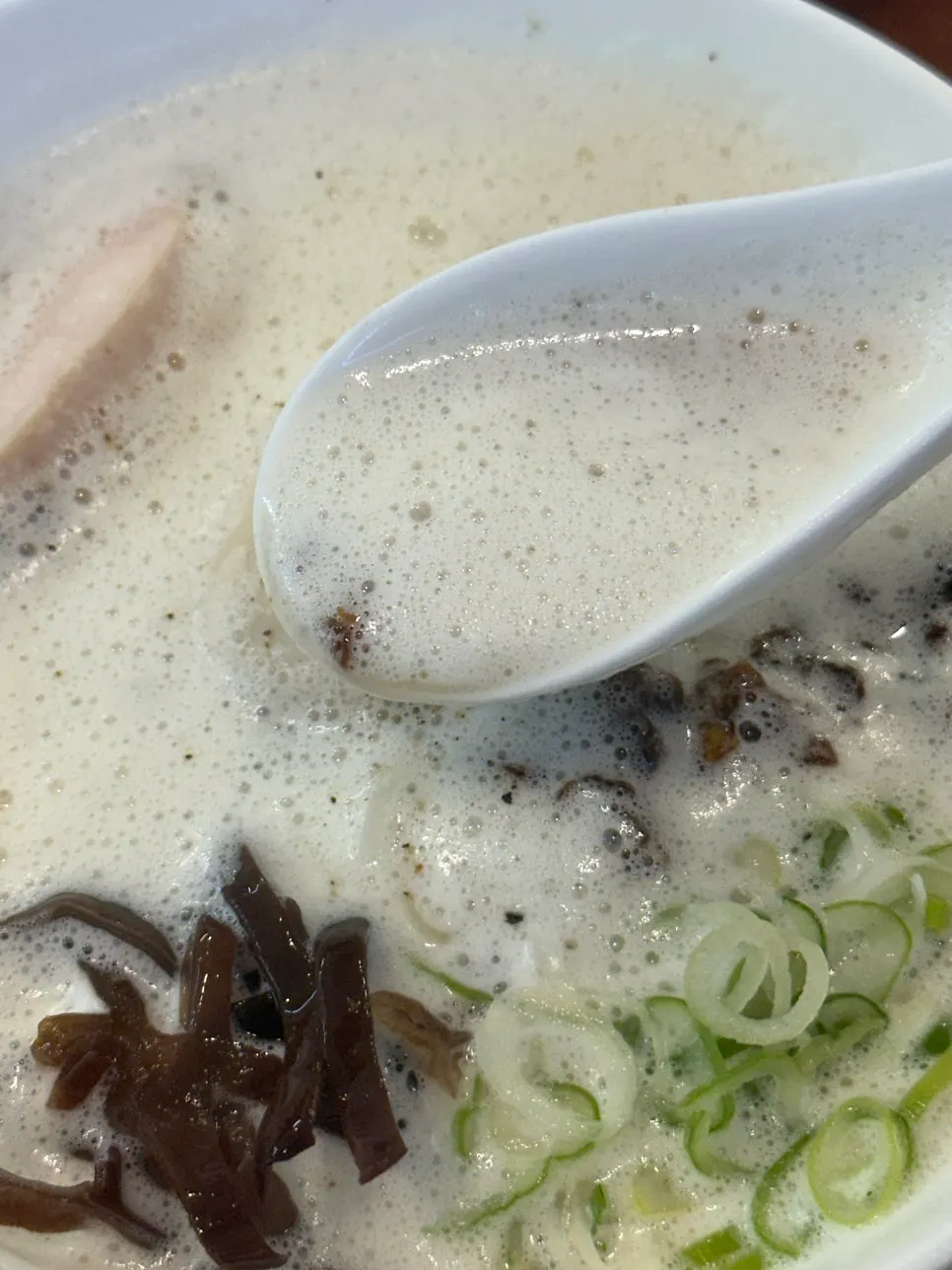 국물에 적신 차슈 한 점