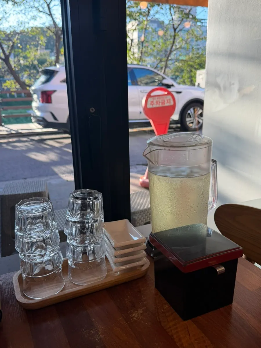Window table with a Bulgwangcheon stream view