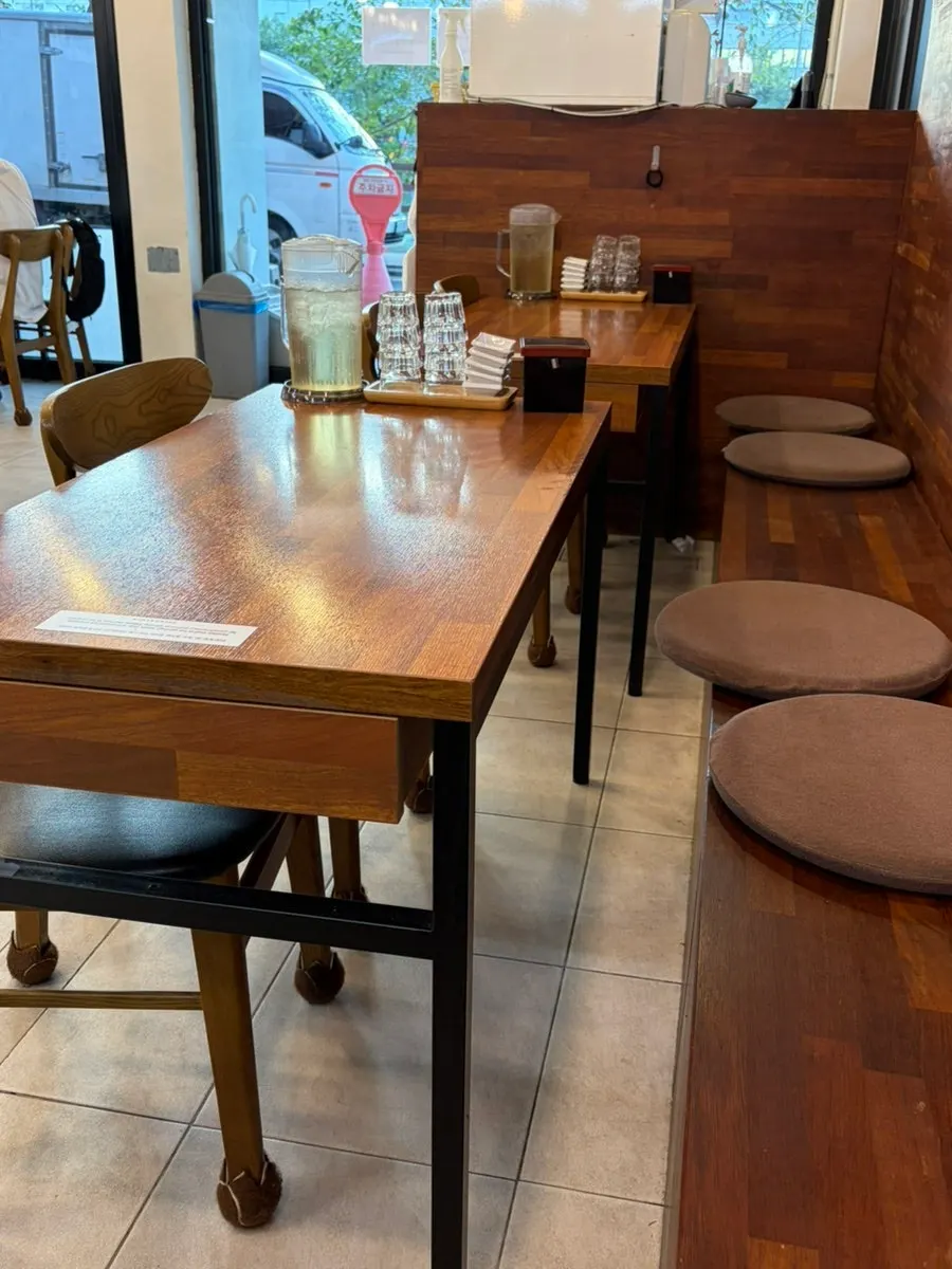 Clean seating area at Oreno Ramen Eunpyeong