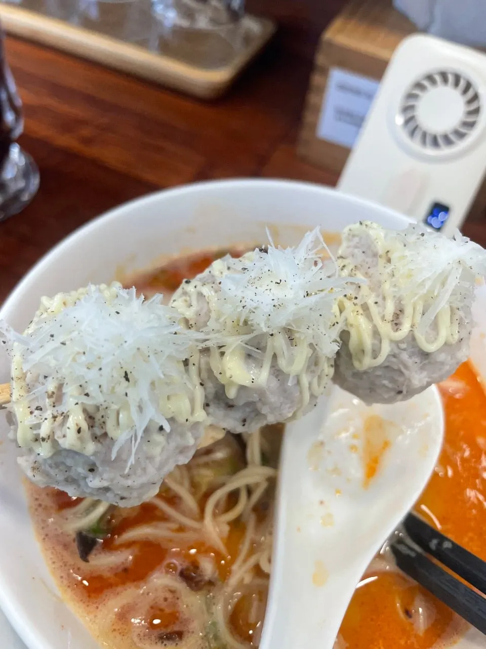 리필한 면과 밥을 곁들인 라멘 상차림