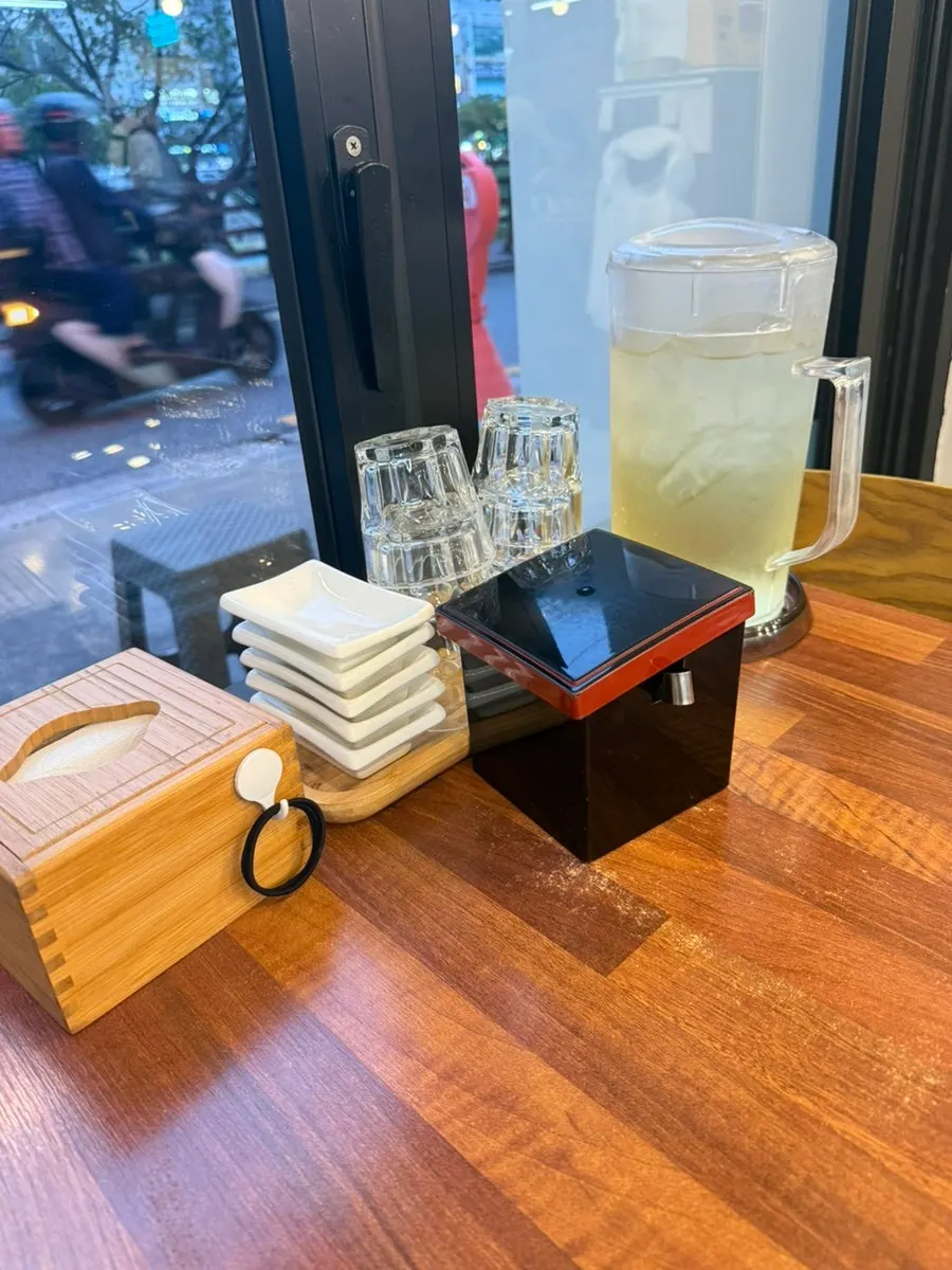 Table setting with tissues and side dish bowls