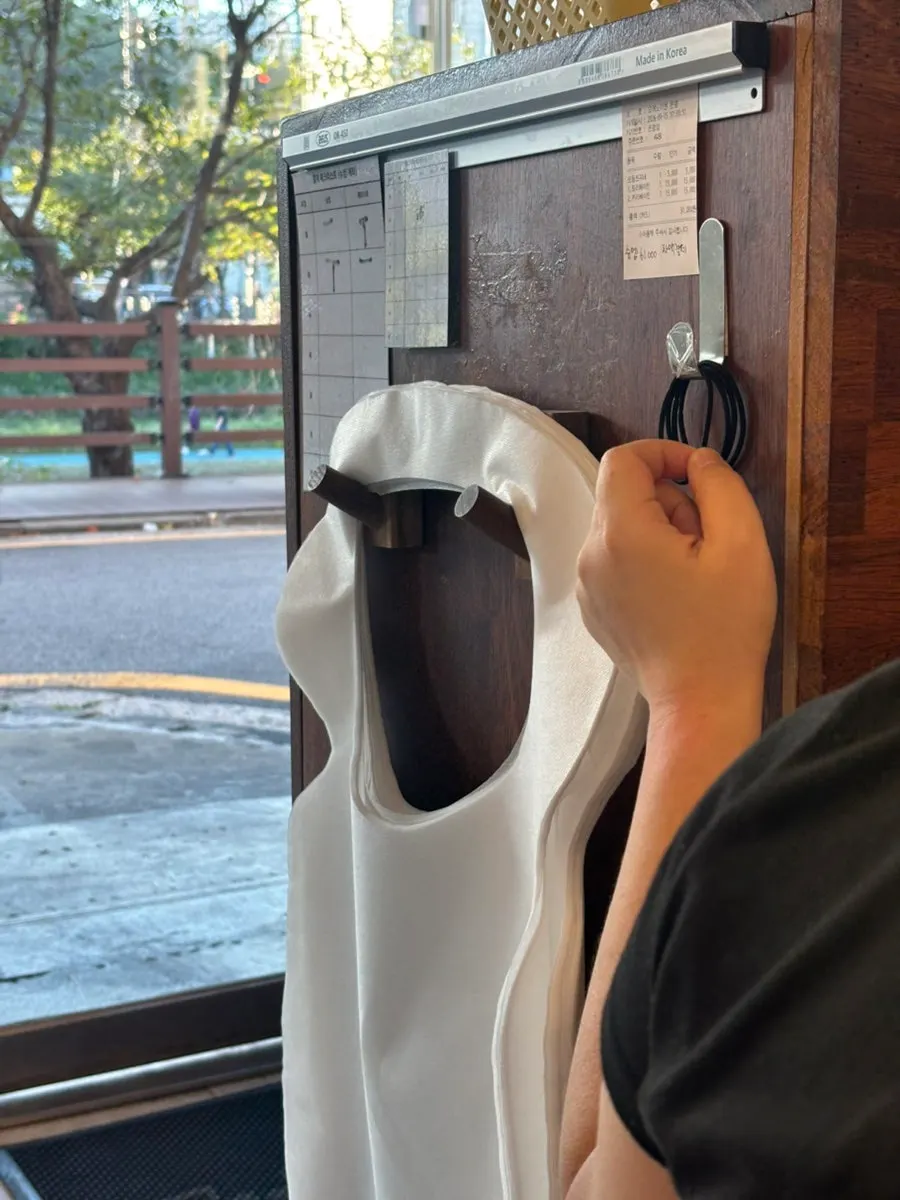 녹차 한 잔과 라멘 테이블 세팅