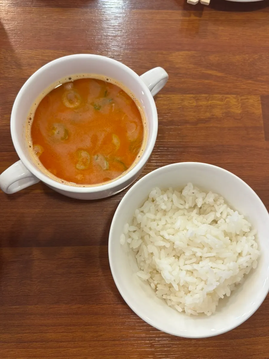 리필한 공기밥과 라멘 육수
