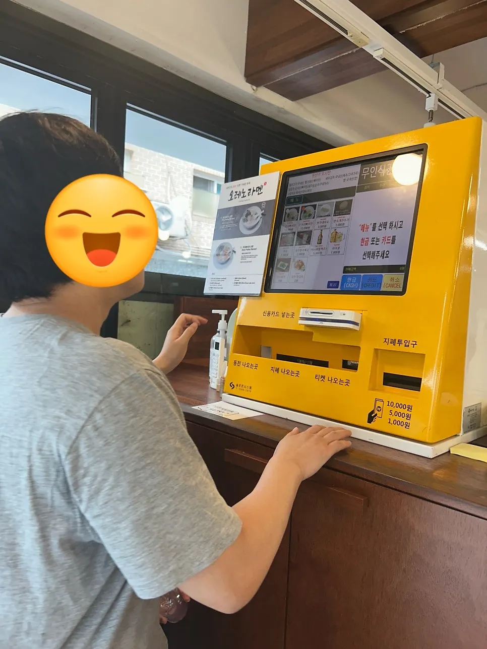 開店前就有排隊人潮的拉麵店入口