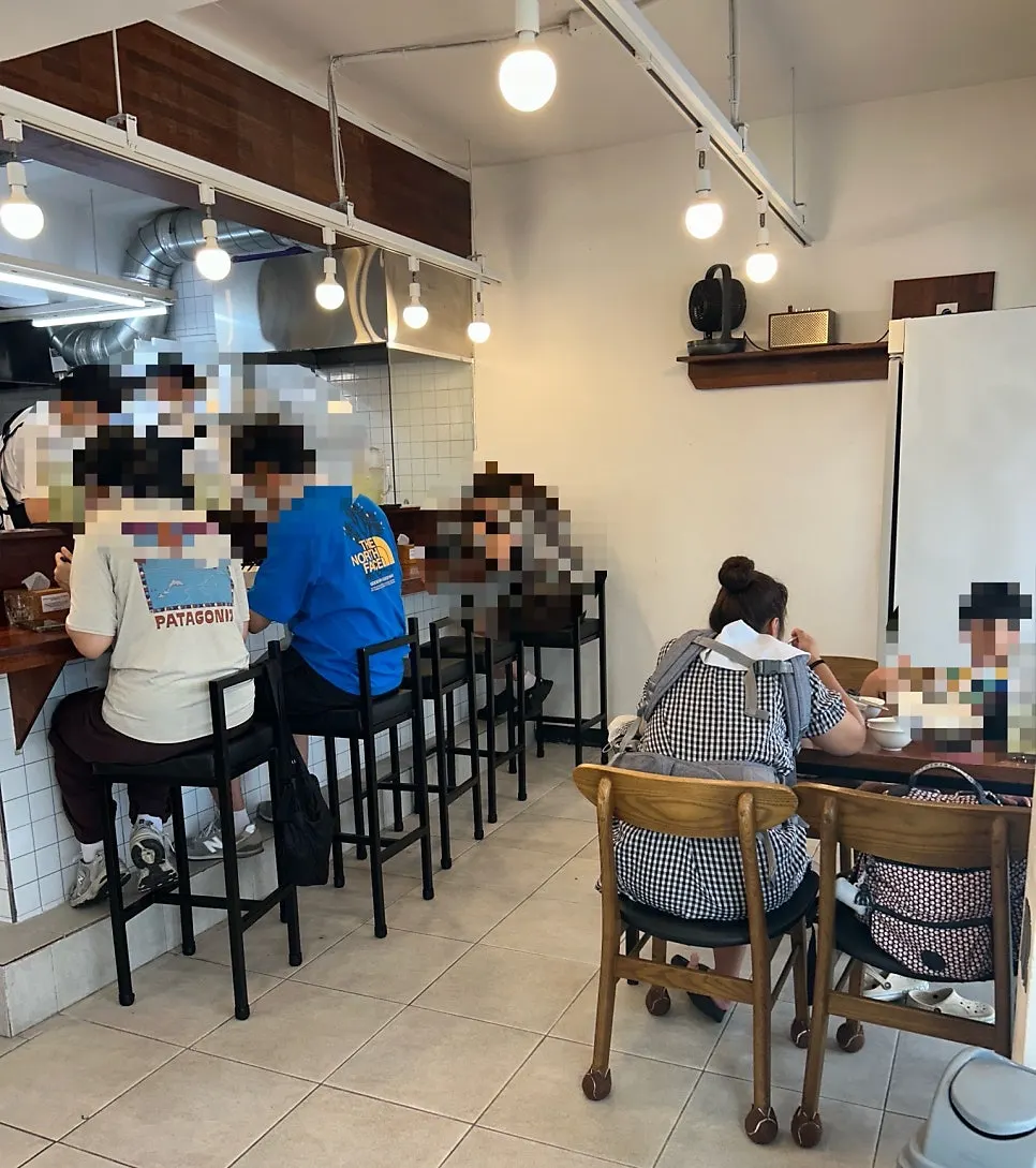 設有桌位與吧檯座的店內空間