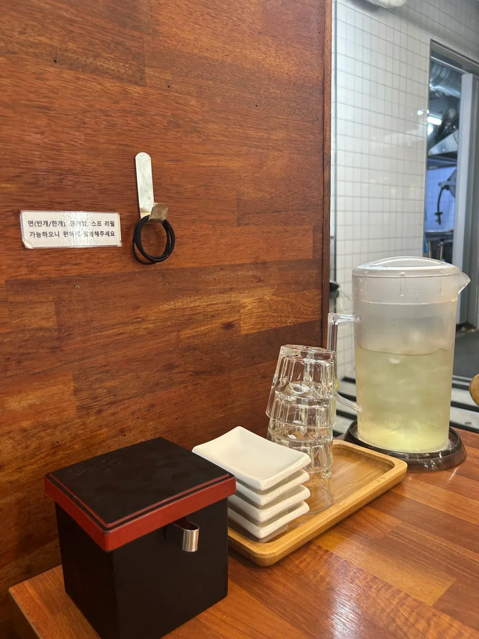 放有冰綠茶與髮圈的餐桌擺設