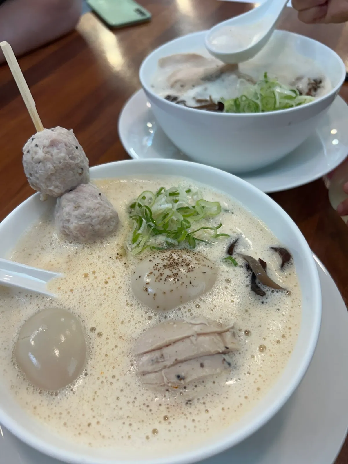 加點雞肉丸與溏心蛋的雞湯拉麵