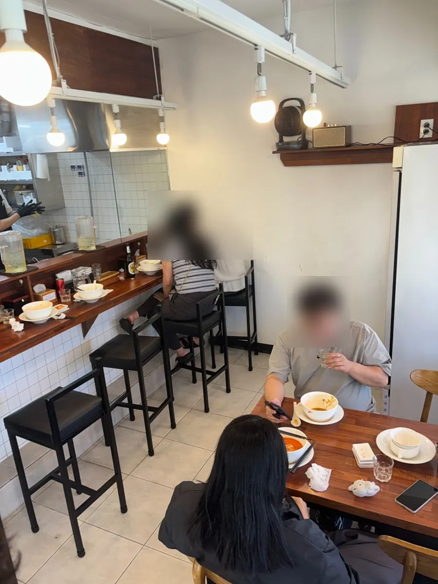 손님으로 붐비는 라멘집 좌석