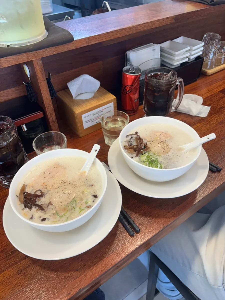 거품이 올라간 토리빠이탄과 카라빠이탄 두 그릇