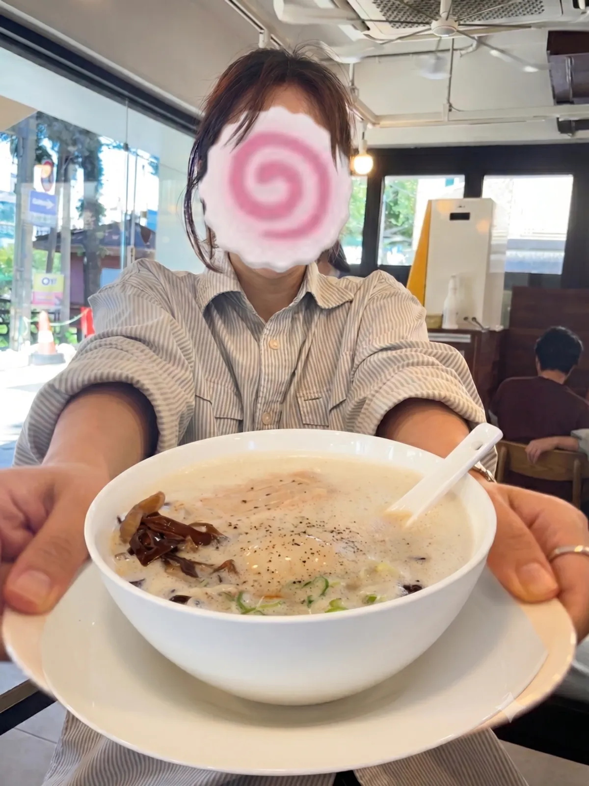 숟가락으로 뜬 빠이탄 국물