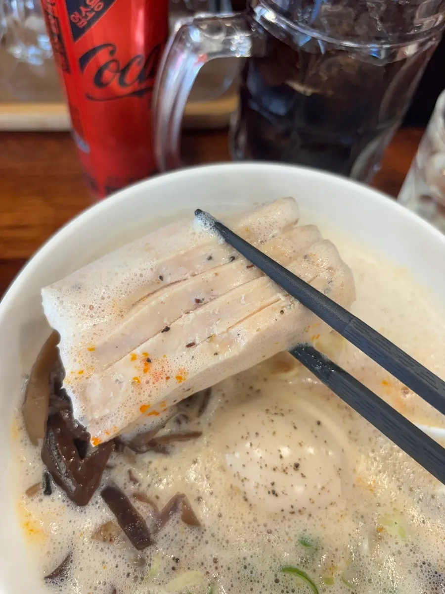 닭 육수 기반 라멘 클로즈업