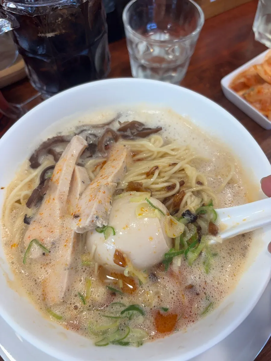 국물에 적신 얇은 라멘 면