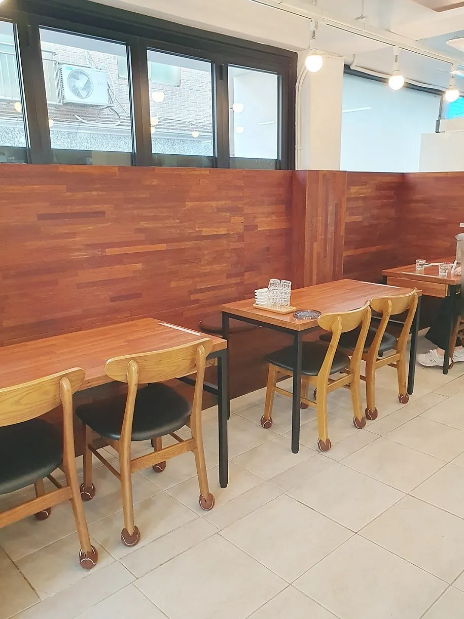 Empty seats at Oreno Ramen Eunpyeong right after opening