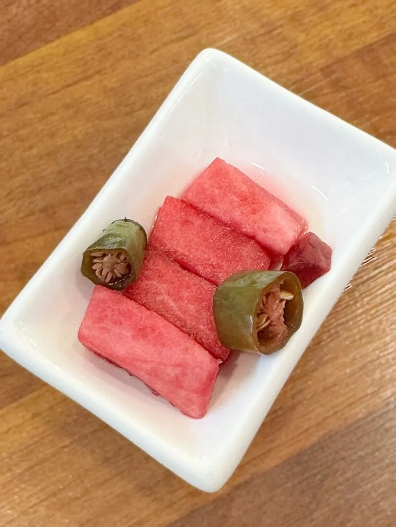 Self-serve side dish station at Oreno Ramen Eunpyeong
