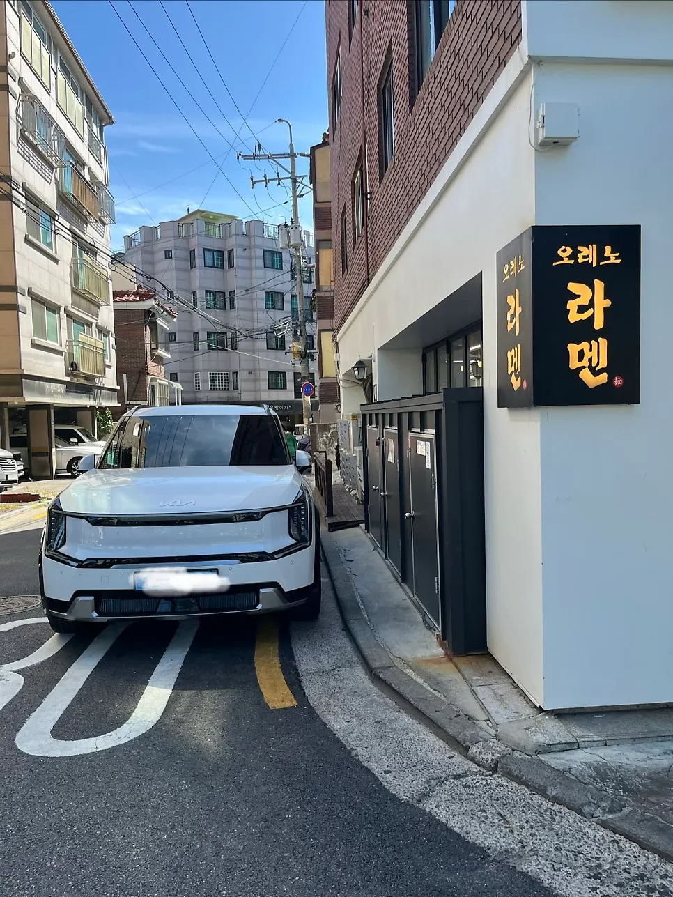 Parking space for 1–2 cars in front of the restaurant