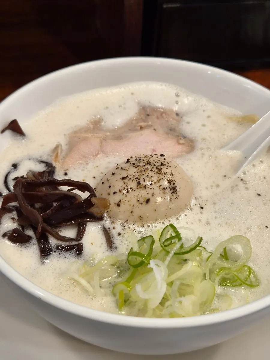 뽀얀 닭 육수가 담긴 라멘 한 그릇