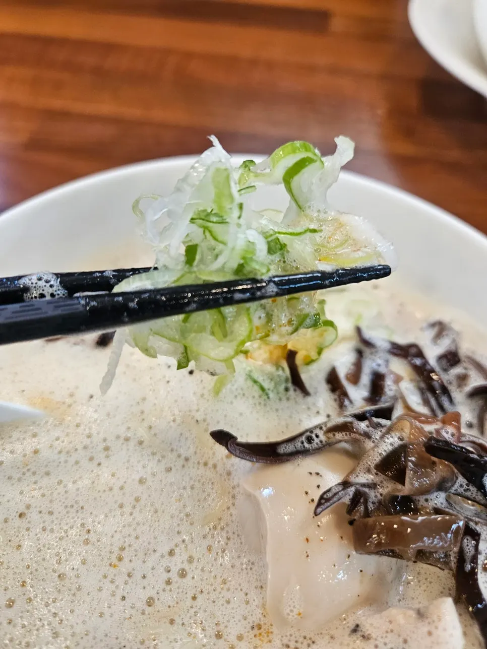 토리빠이탄에 올라간 촉촉한 닭고기 토핑