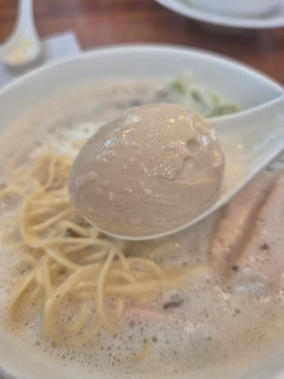 토리빠이탄과 카라빠이탄을 나란히 놓은 테이블