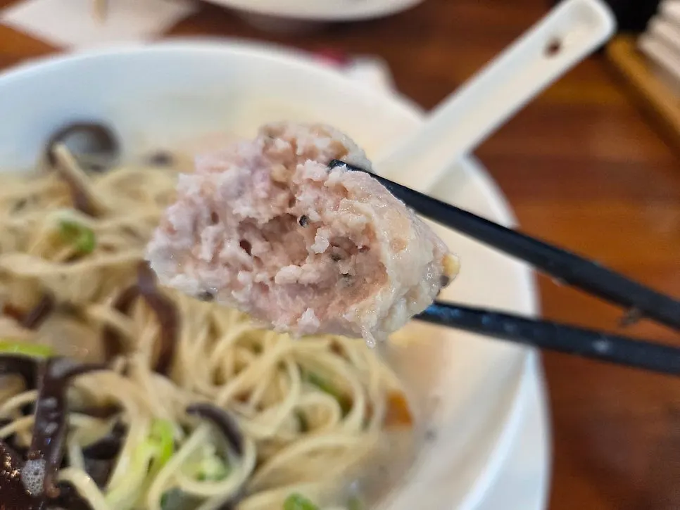 Tsukune chashu picked up with chopsticks