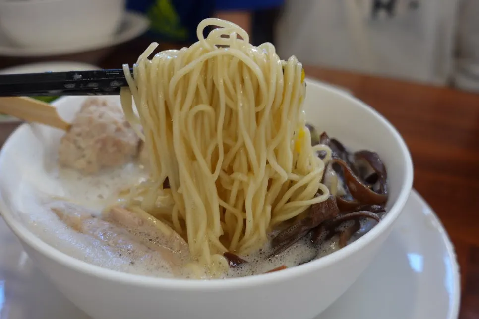 Ramen noodles lifted up together with kelp