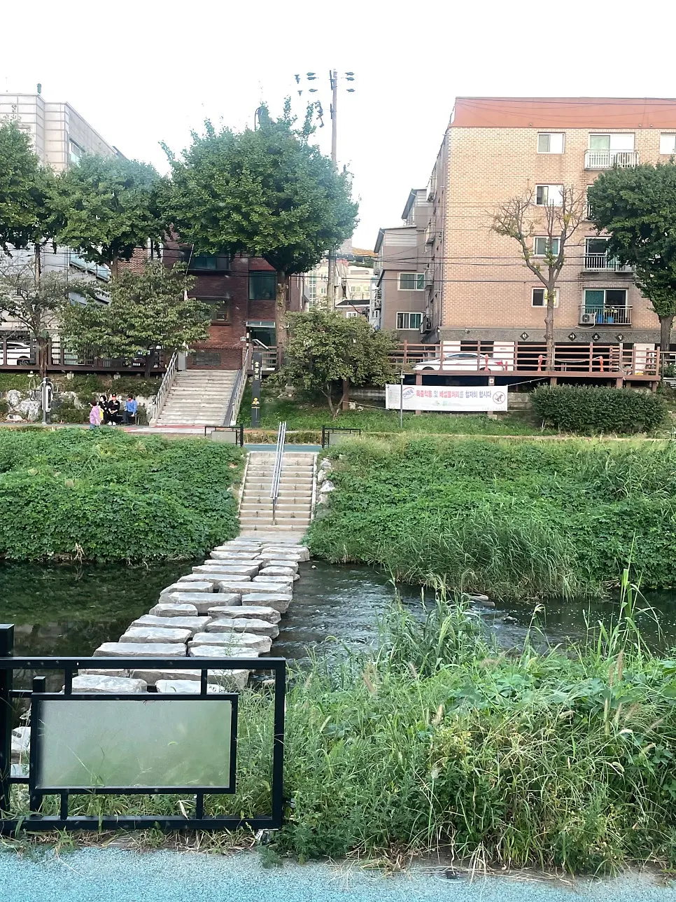 Path to Oreno Ramen Eunpyeong beside Bulgwangcheon stream