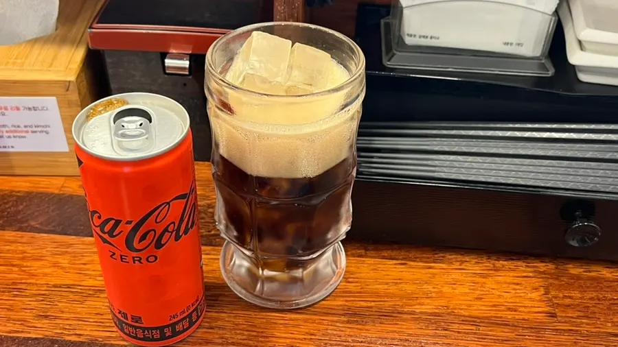 Vaso con agua de té verde