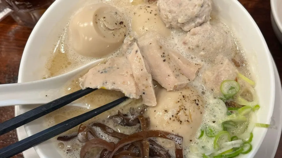 Tres trozos grandes de tsukune chashu
